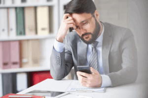 Dirigeant seul, face à ses défis managériaux, symbolisant la solitude et les difficultés rencontrées dans la prise de décision.